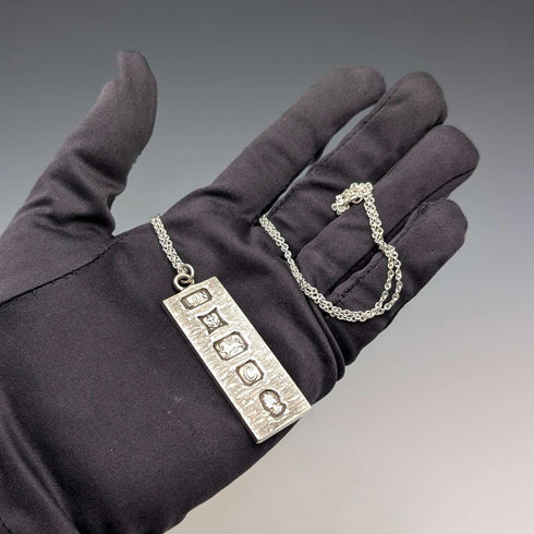 1977 British sterling silver jubilee ingot pendant and sterling silver chain, total 32g L&N