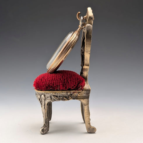 20 世紀 20 年代古董黃銅椅子懷錶架,配有紅色天鵝絨床單