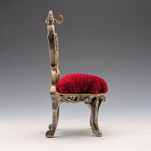 20 世紀 20 年代古董黃銅椅子懷錶架,配有紅色天鵝絨床單