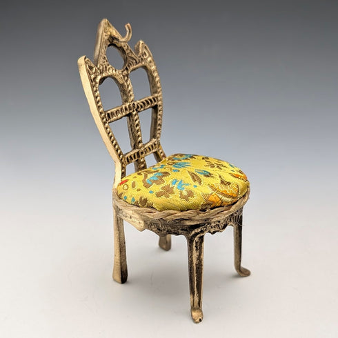 20 世紀 20 年代古董黃銅椅形懷錶架,帶黃色刺繡座椅