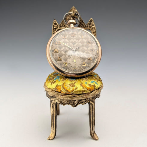 20 世紀 20 年代古董黃銅椅形懷錶架,帶黃色刺繡座椅