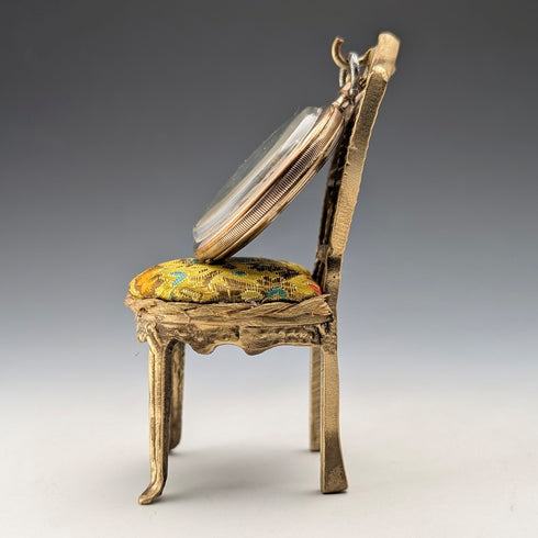 20 世紀 20 年代古董黃銅椅形懷錶架,帶黃色刺繡座椅