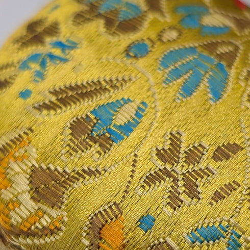 20 世紀 20 年代古董黃銅椅形懷錶架,帶黃色刺繡座椅