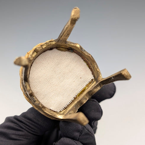 20 世紀 20 年代古董黃銅椅形懷錶架,帶黃色刺繡座椅