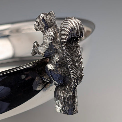 英国ヴィンテージ シルバープレート製 リス装飾 丸型大型ディッシュ Viners