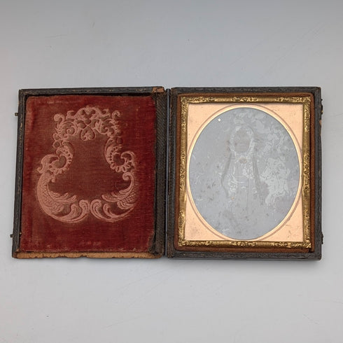 一對古董銀版照片,裝在皮革盒中