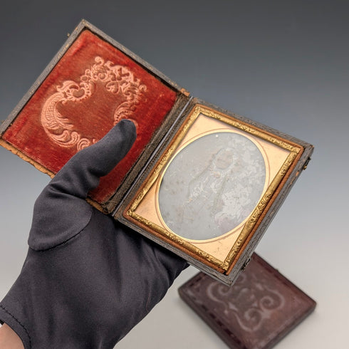 一對古董銀版照片,裝在皮革盒中