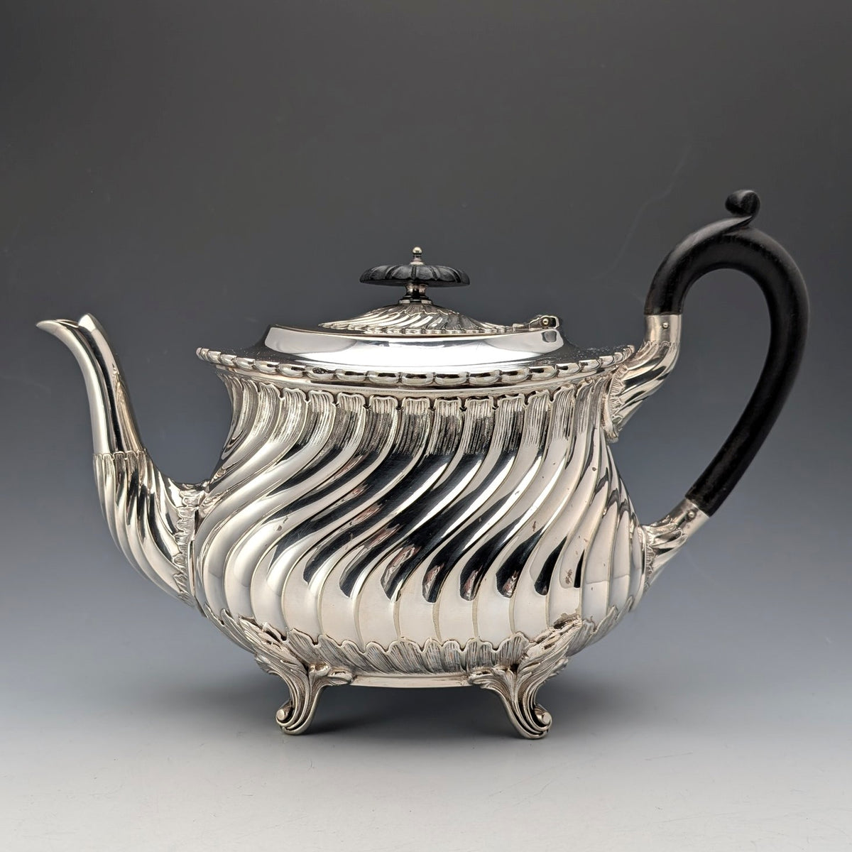 【英国】 ビクトリアンのティーセット 3点【シルバープレート】ティーポット 英国】 ビクトリアンのティーセット 3点【シルバープレート