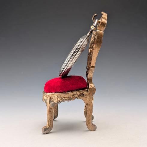 20 世紀 20 年代古董黃銅椅子懷錶架,配有紅色天鵝絨床單