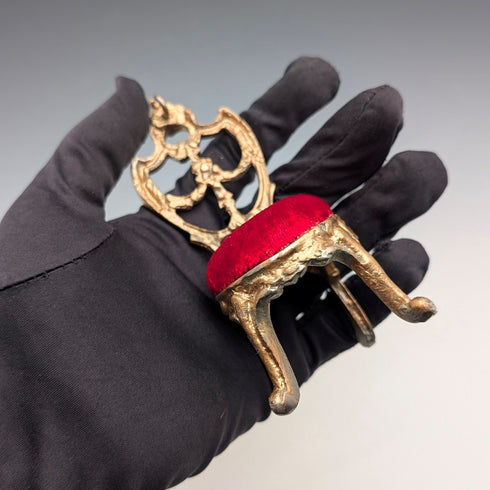 20 世紀 20 年代古董黃銅椅子懷錶架,配有紅色天鵝絨床單