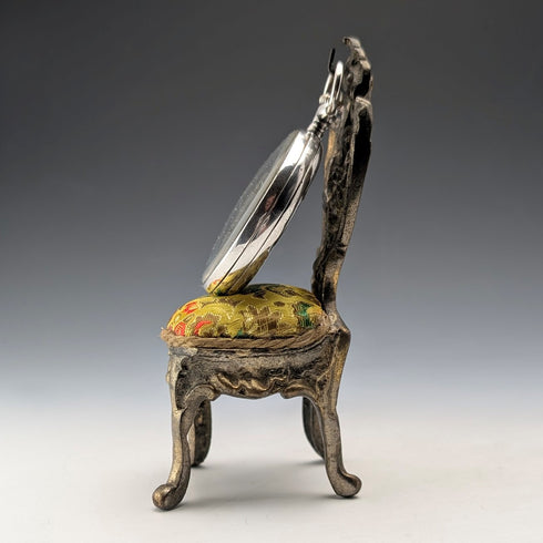 20 世紀 20 年代古董黃銅椅形懷錶架,帶黃色刺繡座椅