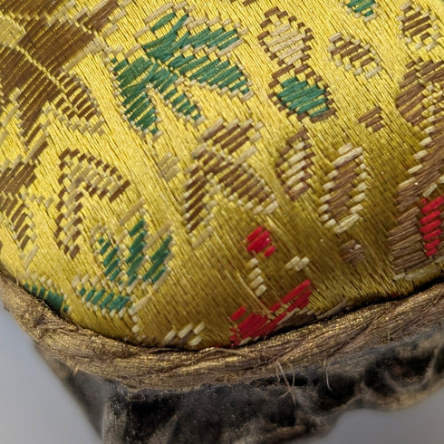 20 世紀 20 年代古董黃銅椅形懷錶架,帶黃色刺繡座椅