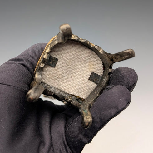 20 世紀 20 年代古董黃銅椅形懷錶架,帶黃色刺繡座椅