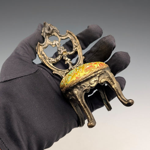 20 世紀 20 年代古董黃銅椅形懷錶架,帶黃色刺繡座椅