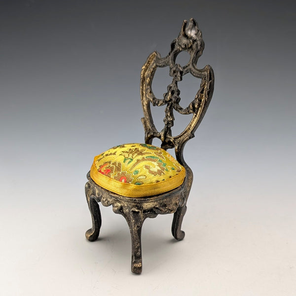 20 世紀 20 年代古董黃銅椅形懷錶架,帶黃色刺繡座椅