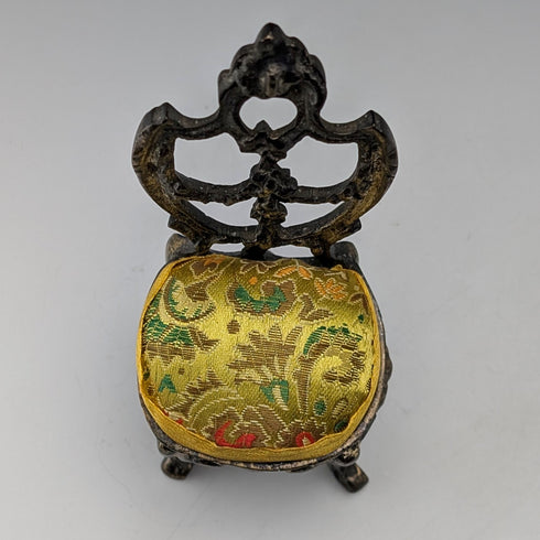 20 世紀 20 年代古董黃銅椅形懷錶架,帶黃色刺繡座椅