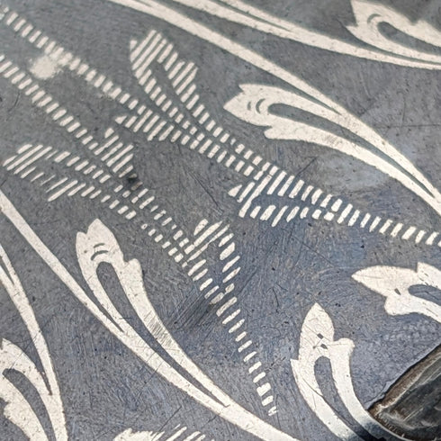 古董瑞士製造無簽名懷錶,銀色側面有黑金裝飾,纖薄獵錶殼,運作良好