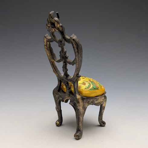 20 世紀 20 年代古董黃銅椅形懷錶架,帶黃色刺繡座椅