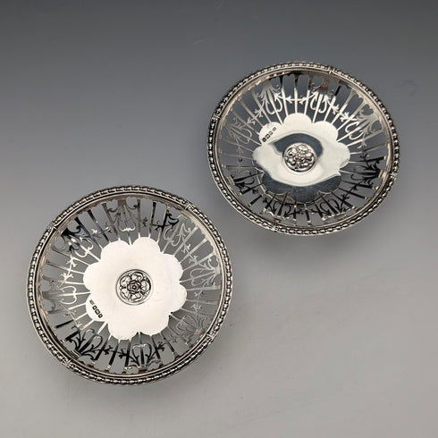 1910 年英國古董純銀小底座盤一對,總重 104 克 Mappin & Webb