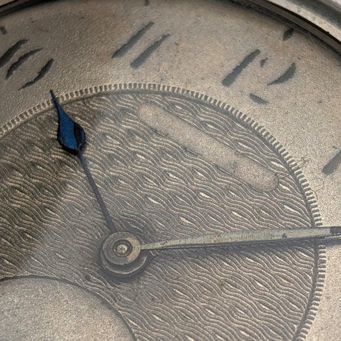 古董瑞士製造無簽名懷錶,銀色側面有黑金裝飾,纖薄獵錶殼,運作良好