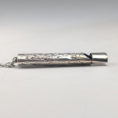 1902 年英國古董花卉裝飾純銀口哨,由 William Manton 製作,配有鏈條