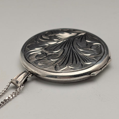 1972 British Vintage Sterling Silver Round Locket Pendant with Sterling Silver Necklace, 11.5g in total, Exquisite Jewellery
