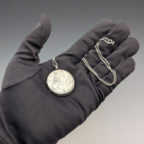 1972 British Vintage Sterling Silver Round Locket Pendant with Sterling Silver Necklace, 11.5g in total, Exquisite Jewellery