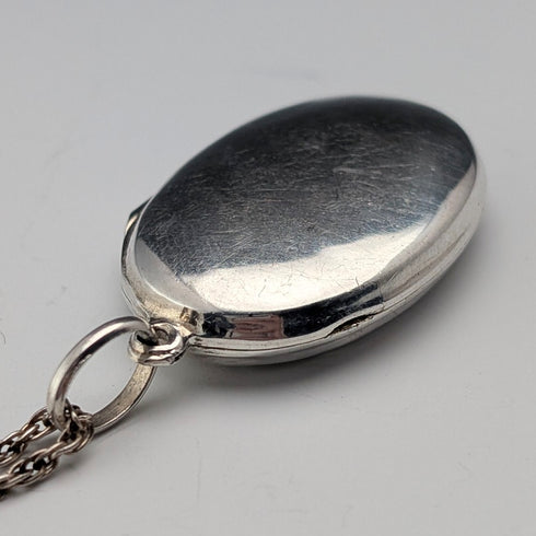 Vintage sterling silver oval locket pendant with sterling silver necklace, 10.4g total