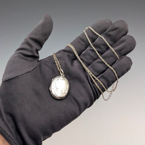 Vintage sterling silver oval locket pendant with sterling silver necklace, 10.4g total