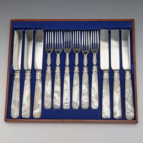 約 1860 年英國古董白色珍珠母手柄甜點餐具,6 對,帶托盤