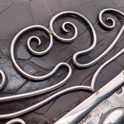 1905 年英國古董純銀鑲嵌棕色皮革手提包式皮夾,由 Ludwig Krumm 設計