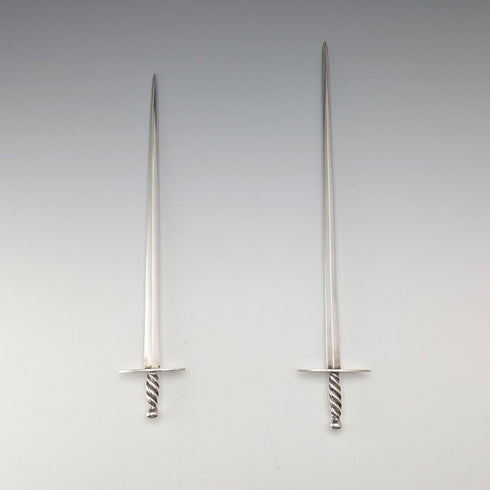 威廉赫頓父子公司 (William Hutton & Sons) 製作的古董英國銀盤劍形肉串一對