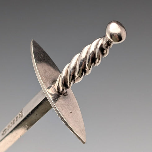 威廉赫頓父子公司 (William Hutton & Sons) 製作的古董英國銀盤劍形肉串一對