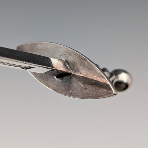 威廉赫頓父子公司 (William Hutton & Sons) 製作的古董英國銀盤劍形肉串一對