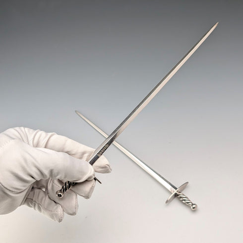 威廉赫頓父子公司 (William Hutton & Sons) 製作的古董英國銀盤劍形肉串一對