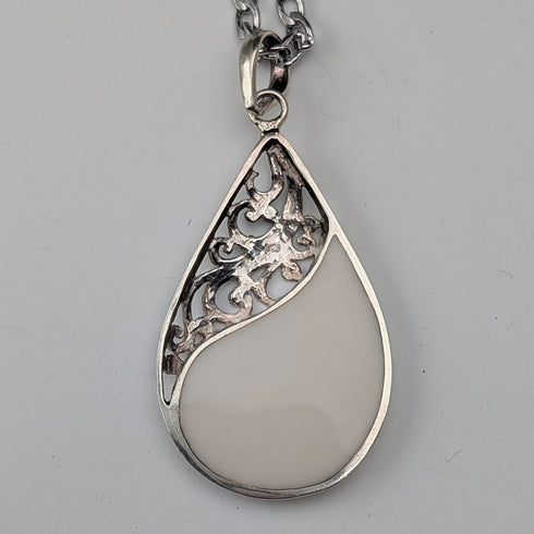 ヴィンテージ 純銀台座 マザーオブパール ドロップ型ペンダント ネックレス付