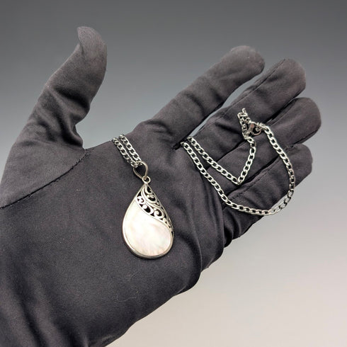 ヴィンテージ 純銀台座 マザーオブパール ドロップ型ペンダント ネックレス付