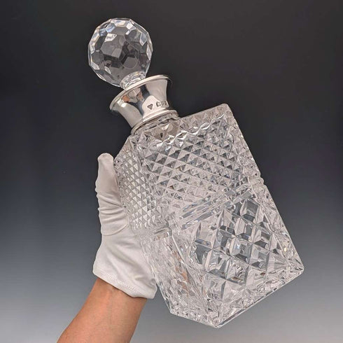 1983 英國復古切割玻璃方形酒瓶,搭配純銀裝飾,Garrard & Co.