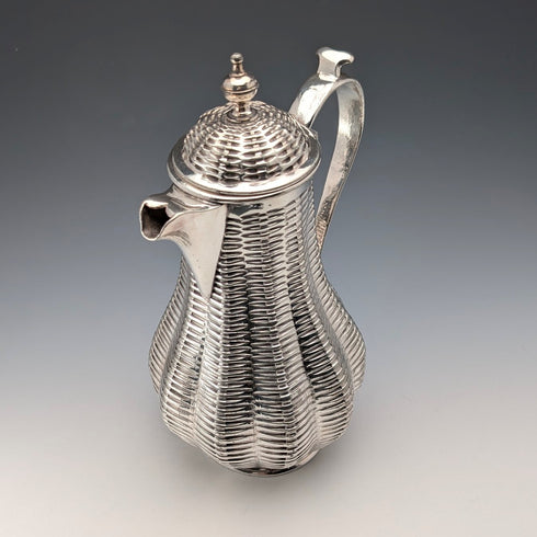 古董英國銀盤水壺,飾有編織藤條圖案