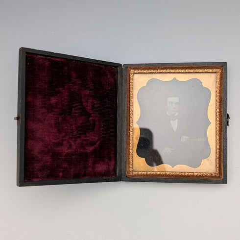 英国古董皮革盒裝安布羅類型男性照片