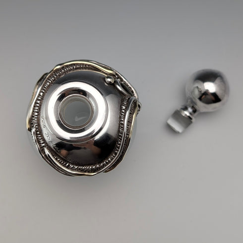 20世紀初頭 銀質覆蓋與阿瓦隆裝飾 霧面玻璃 香水瓶 DOMAR