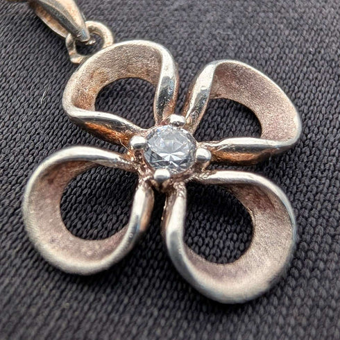 Vintage sterling silver floral pendant with stones, with sterling silver necklace, total 2g.