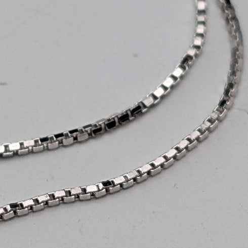 Vintage sterling silver floral pendant with stones, with sterling silver necklace, total 2g.