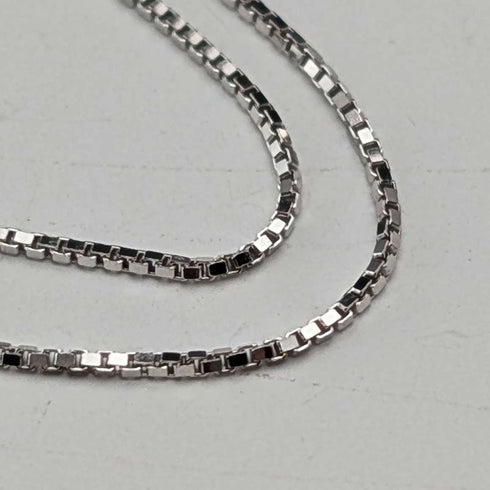 1978 UK Vintage Sterling Silver Small Oval Ingot Pendant with Sterling Silver Necklace Total 4.4g