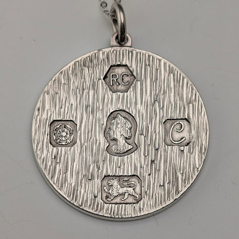 1977 UK Sterling Silver Jubilee Medal Pendant with Sterling Silver Necklace Total 15.9g