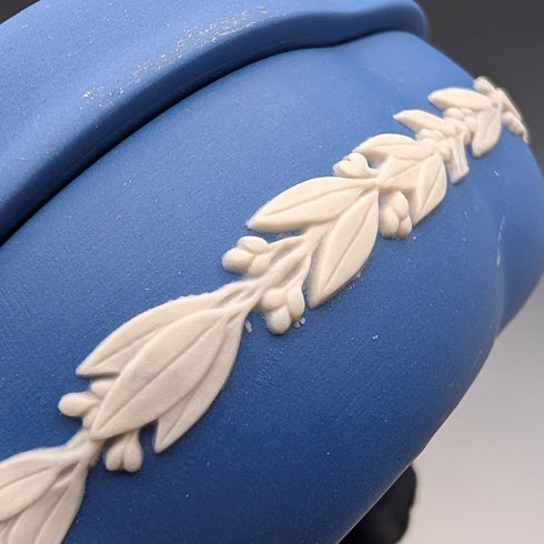 1977年韋奇伍德伊麗莎白女王登基鑽禧紀念款帶蓋首飾盒一對,皇家藍