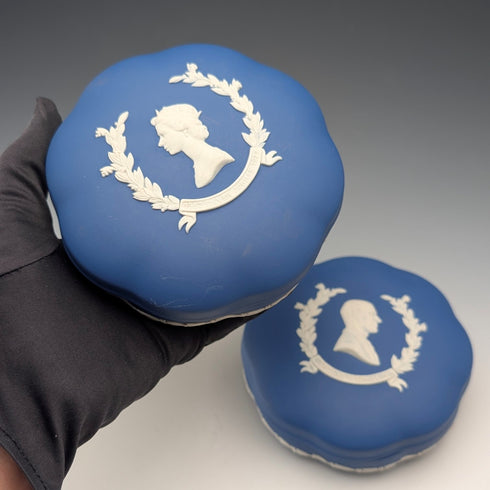 1977年韋奇伍德伊麗莎白女王登基鑽禧紀念款帶蓋首飾盒一對,皇家藍