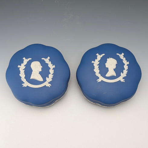 1977年韋奇伍德伊麗莎白女王登基鑽禧紀念款帶蓋首飾盒一對,皇家藍