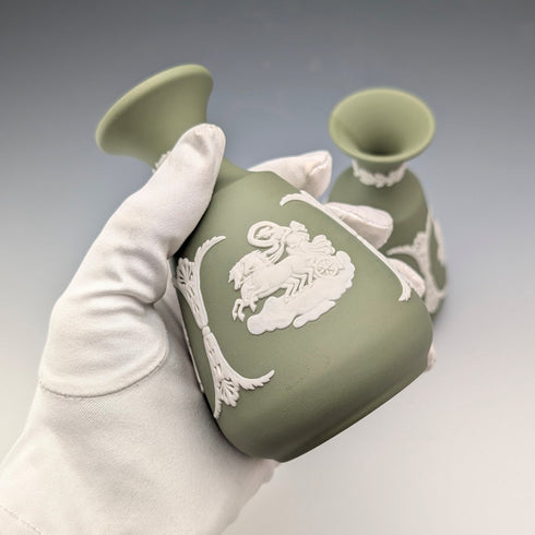 一對復古的韋奇伍德綠色碧玉花瓶。