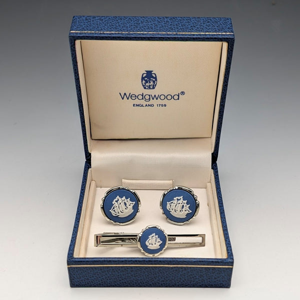 British Wedgwood cufflinks and tie clip with blue jasper sailing ship round cameo and silver base case